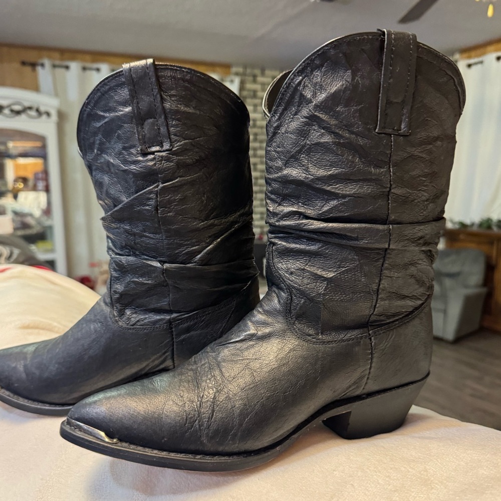 Dingo womens slouch harness boots black 6.5w round toe silver detail leather